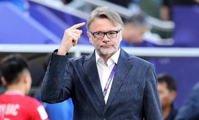 bat-ngo-dat-chan-toi-nhat-ban-hlv-troussier-duoc-don-doan-ve-tuong-lai-sau-chuoi-ngay