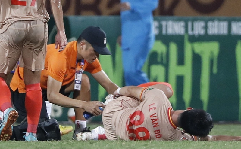 Sao ĐT Việt Nam chấn thương nghiêm trọng khiến HLV Kim Sang Sik lo lắng