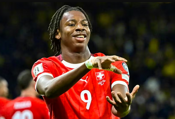 Arsenal quyết đấu MU vì Manzambi, Freiburg hét giá tới 48 triệu bảng